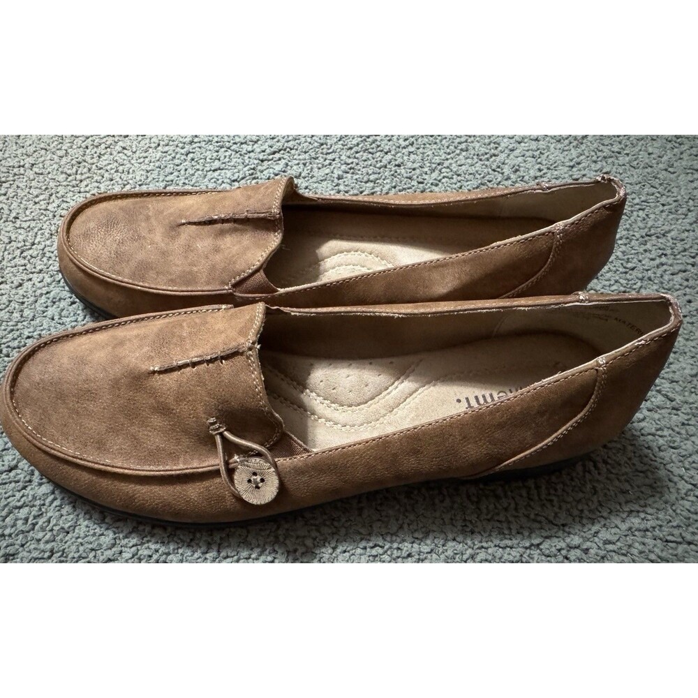 White Mountain Caramel Slip On Loafers w/Button Detail JUDO Sz 11 Rubber Sole